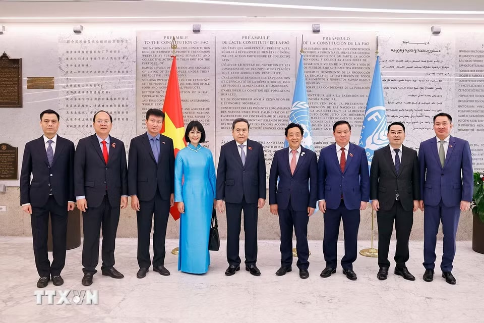 Chủ tịch Quốc hội Trần Thanh Mẫn và Tổng Giám đốc Tổ chức Nông nghiệp và Lương thực Liên hợp quốc (FAO) Khuất Đông Ngọc cùng các đại biểu chụp ảnh chung. (Ảnh: Doãn Tấn/TTXVN)
