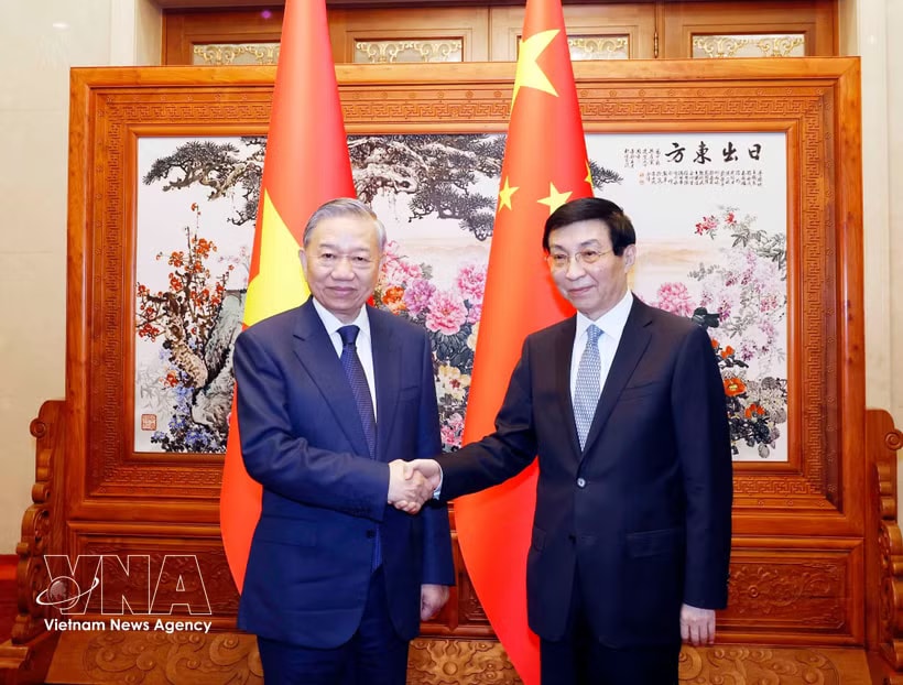 General Secretary of the Communist Party of Vietnam Central Committee and President of Vietnam To Lam (L) meets with Chairman of the National Committee of the Chinese People's Political Consultative Conference Wang Huning in Beijing on April 14. (Photo: VNA)