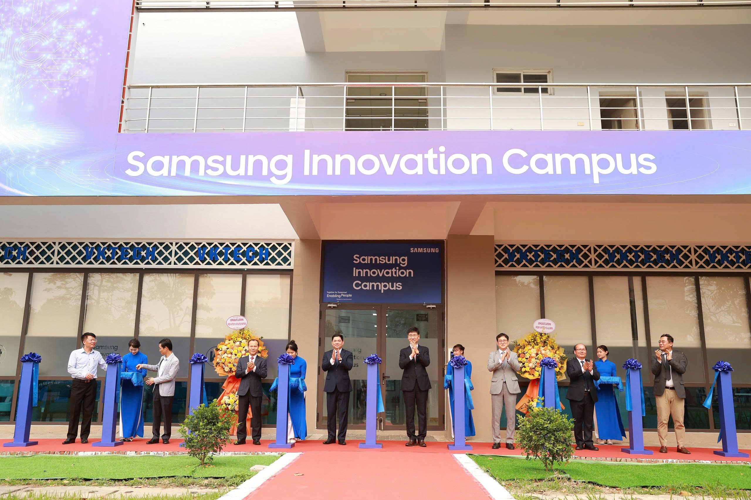Các đại biểu cắt băng khánh thành Trung tâm Phát triển nhân tài công nghệ cao Samsung Innovation Campus