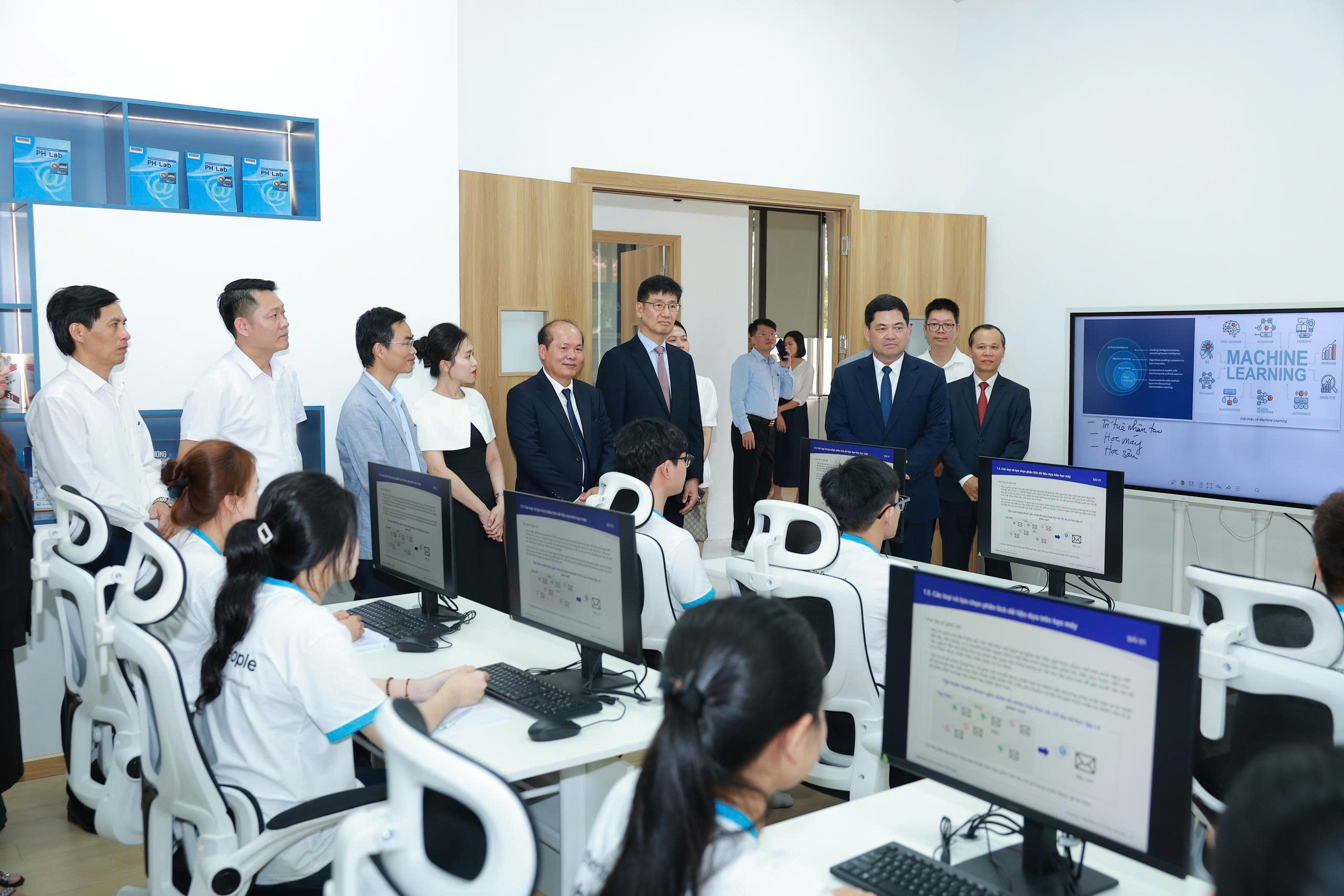 Các vị đại biểu tham quan Trung tâm Phát triển nhân tài công nghệ cao Samsung Innovation Campus tại Bắc Ninh