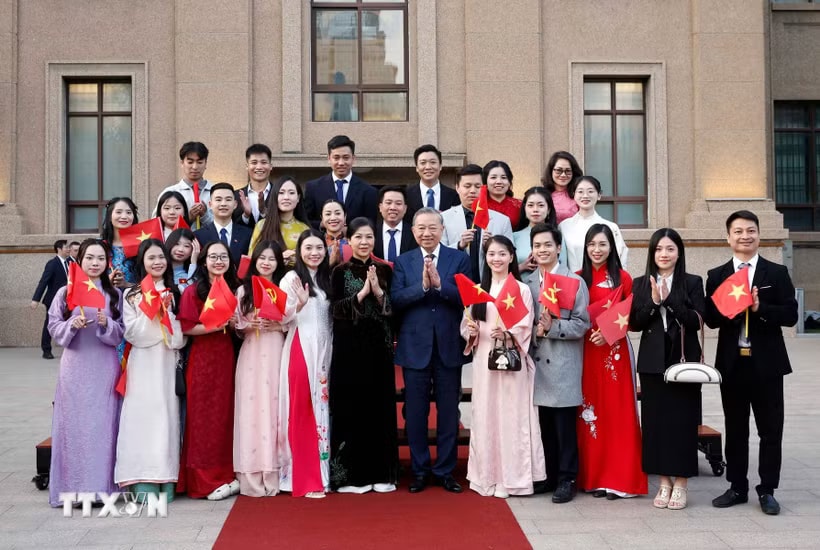 Tổng Bí thư, Chủ tịch nước Tô Lâm và phu nhân với cán bộ nhân viên đại sứ quán và đại diện cộng đồng người Việt Nam tại Trung Quốc. (Ảnh: Thống Nhất/TTXVN)