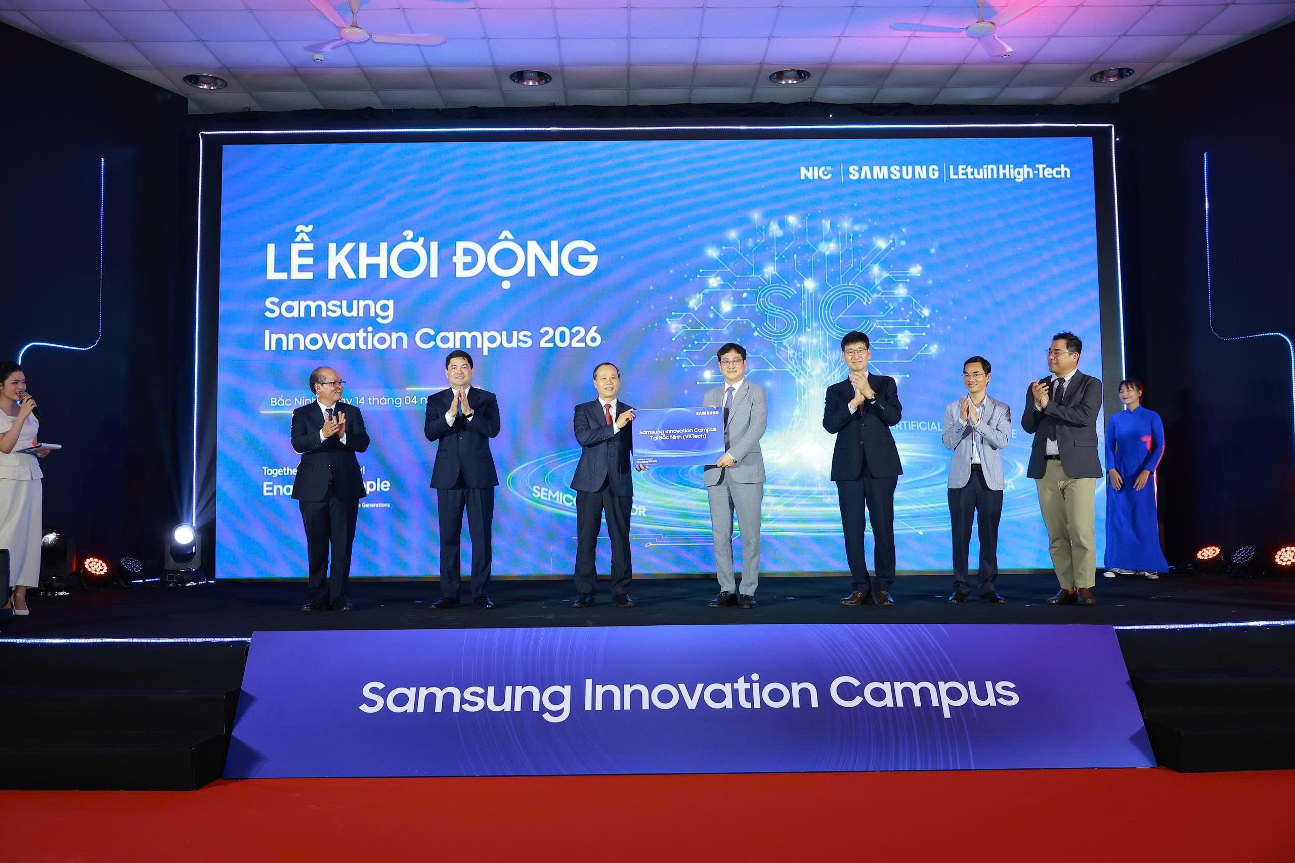 Đại diện Samsung Việt Nam thực hiện nghi thức trao tặng Trung tâm Phát triển nhân tài công nghệ cao Samsung Innovation Campus tại Bắc Ninh