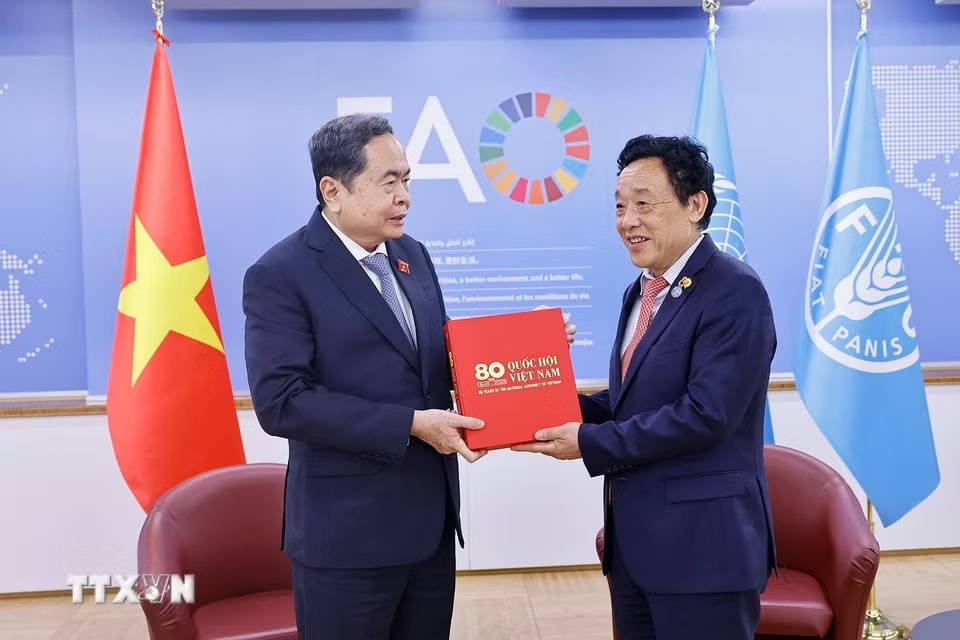 Chủ tịch Quốc hội Trần Thanh Mẫn tặng cuốn sách 