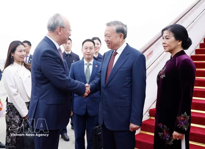 Welcome ceremony for Party General Secretary and State President To Lam’s visit to China and his spouse at Beijing Capital International Airport (Photo: VNA) vnanet-c.jpg