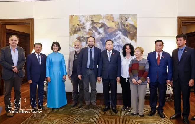 National Assembly Chairman Tran Thanh Man (fifth, right) and Maurizio Acerbo (sixth, right), General Secretary of the Communist Refoundation Party (PRC) of Italy, pose for a group photo with other officials on April 14. (Photo: VNA) vnanet-italy-2.jpg