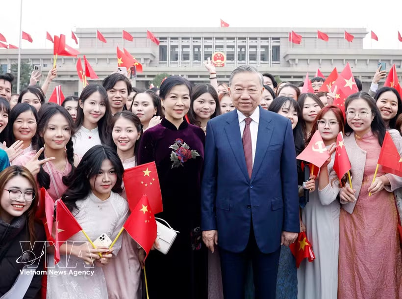 Vietnamese students in China welcome Party General Secretary and State President To Lam’s visit to China and his spouse at the airport (Photo: VNA)