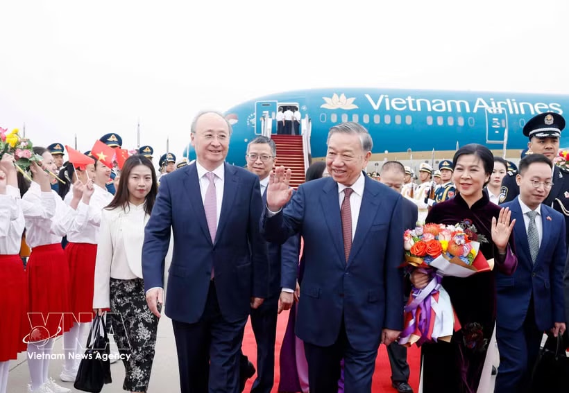 Vietnamese Party General Secretary and State President To Lam (centre) and his spouse are welcomed at Beijing Capital International Airport on April 14. (Photo: VNA)