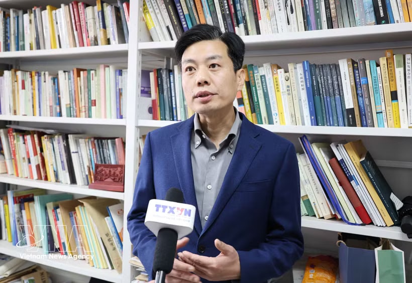 Professor Cui Shoujun of the School of International Studies at Renmin University of China in an interview with the Vietnam News Agency (VNA)'s reporters. (Photo: VNA)