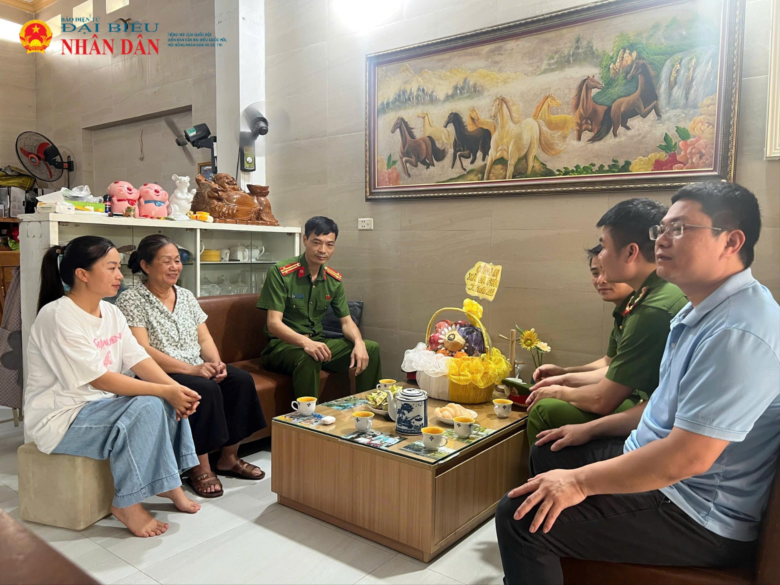 CBCS Công an xã Đa Phúc thắp hương, thăm hỏi, động viên gia đình liệt sĩ CAND Nguyễn Văn Quân tại xã Đa Phúc, TP Hà Nội