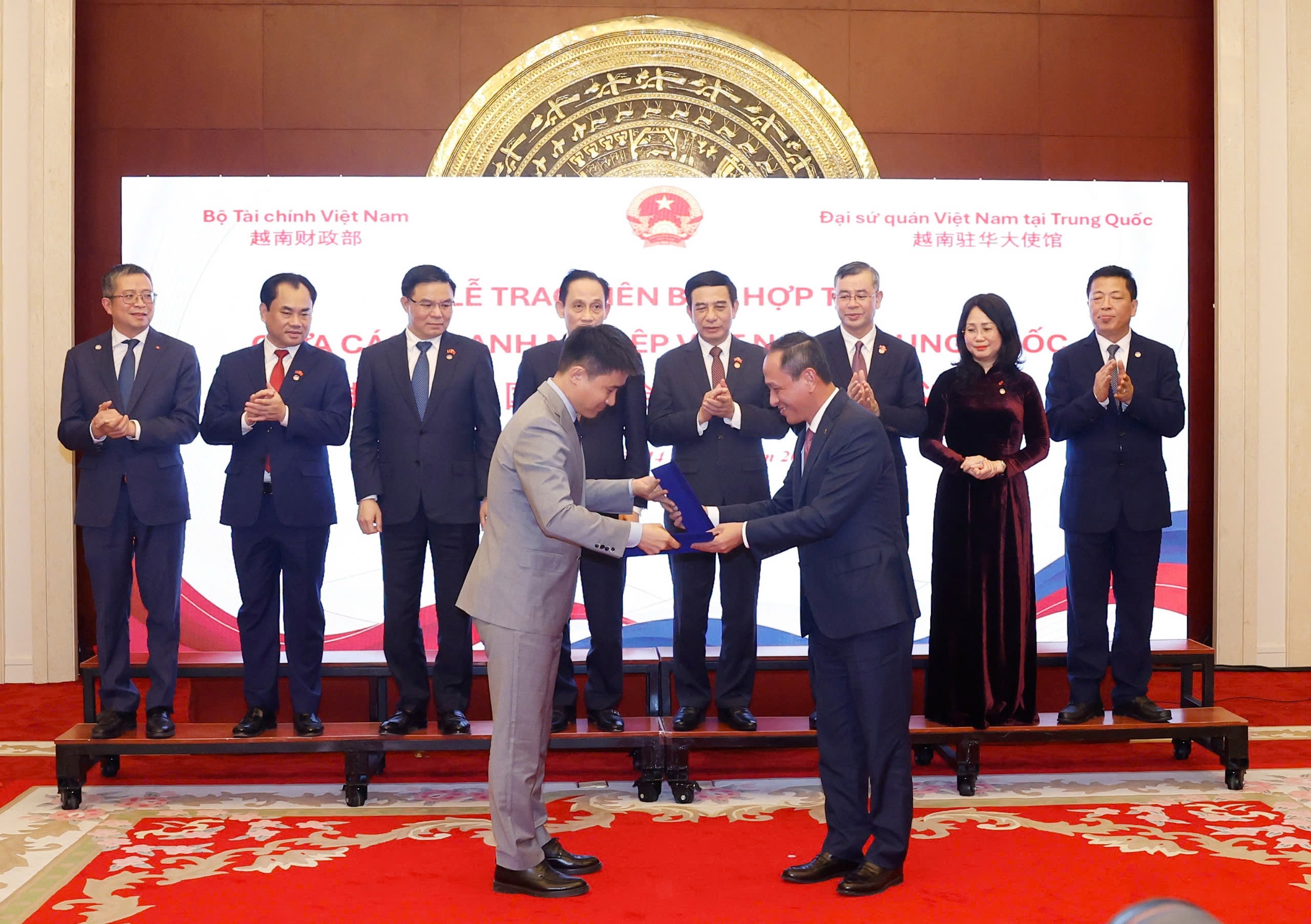 1. Ông Lê Hồng Hà, Tổng giám đốc Vietnam Airlines trao biên bản ghi nhớ với ông Hu Yangyang, Chủ tịch Beijing Shuozoujiuzou Technology Co., Ltd