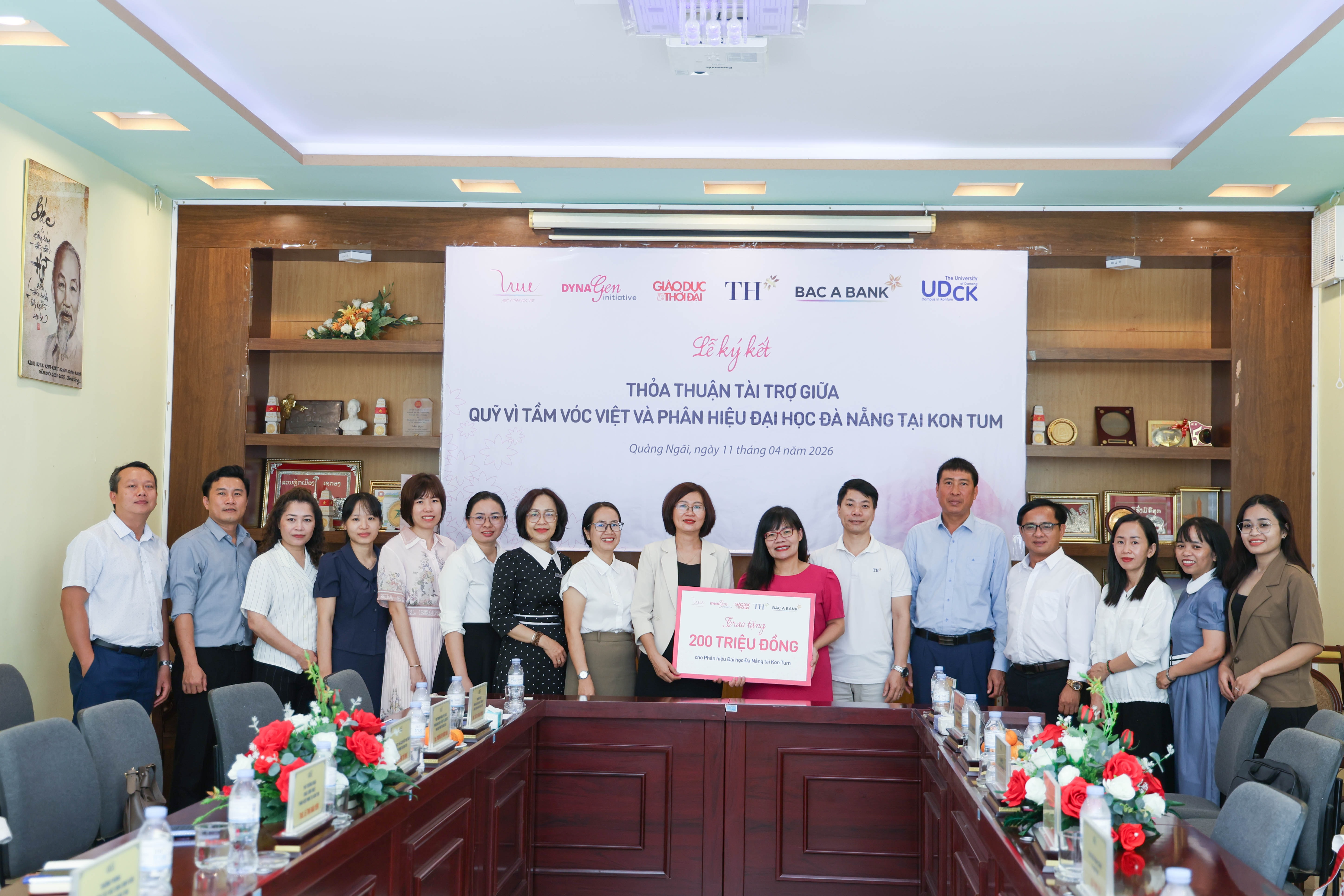 Quỹ Vì tầm vóc Việt ký kết hợp tác và trao tài trợ tại Phân hiệu Đại học Đà Nẵng tại Kon Tum, Quảng Ngãi.