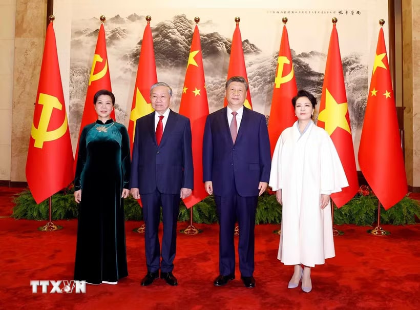 Tổng Bí thư, Chủ tịch nước Tô Lâm và Phu nhân cùng Tổng Bí thư, Chủ tịch nước Trung Quốc Tập Cận Bình và Phu nhân chụp ảnh chung. (Ảnh: Thống Nhất/TTXVN)
