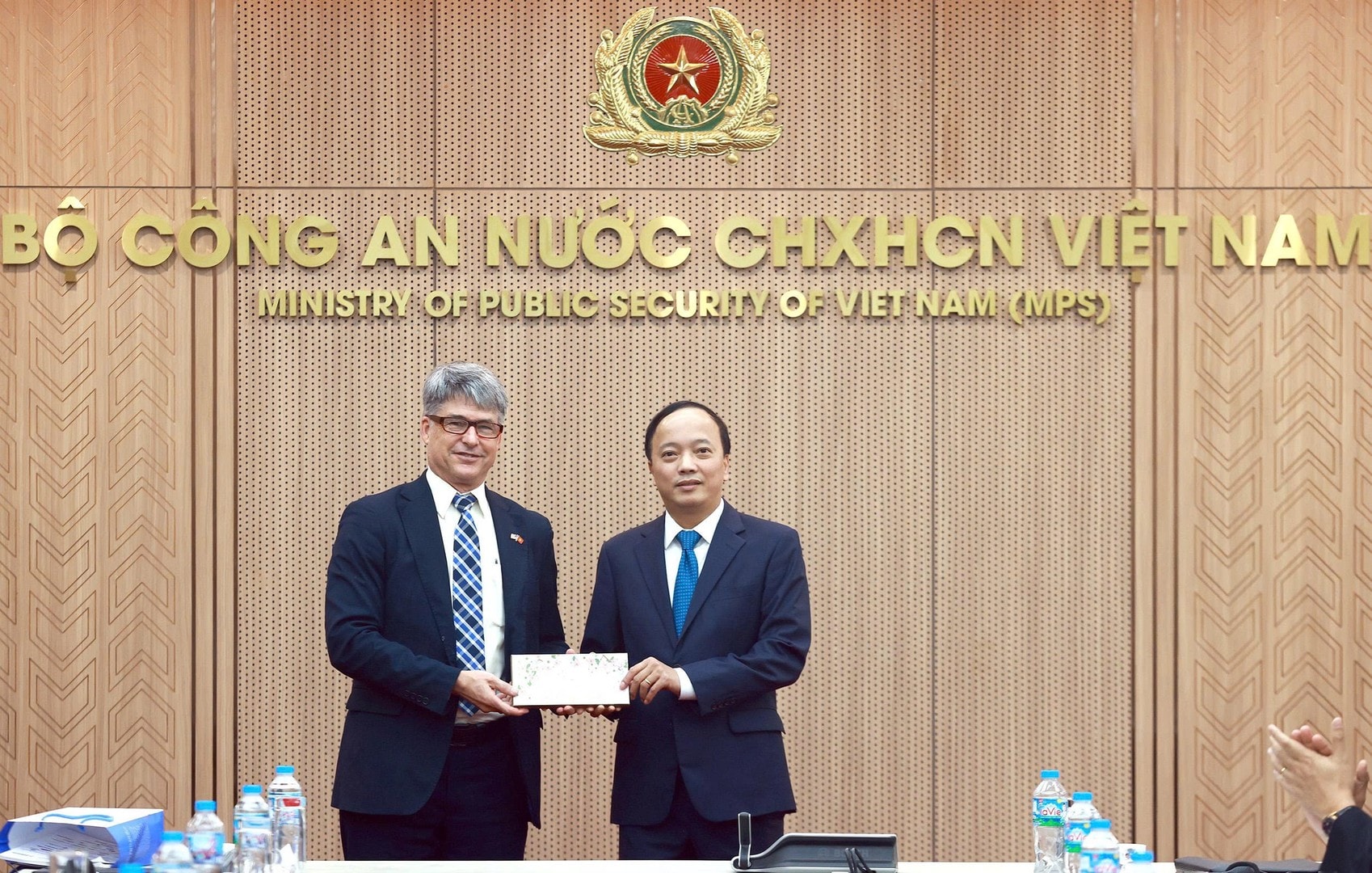 bocongan.gov.vn-media-bca-media-_library-20260415135903-5f2c86ac-4479-4d89-b781-0b8a35242039-1-tang-qua.jpg