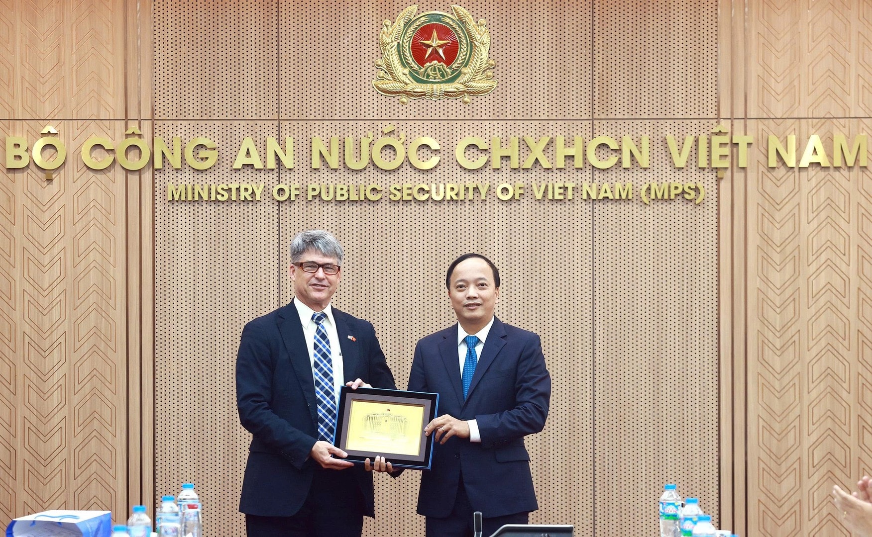 bocongan.gov.vn-media-bca-media-_library-20260415135904-525c9296-e8d9-40ee-9494-3307df1a0b0e-1-tang-qua-2.jpg