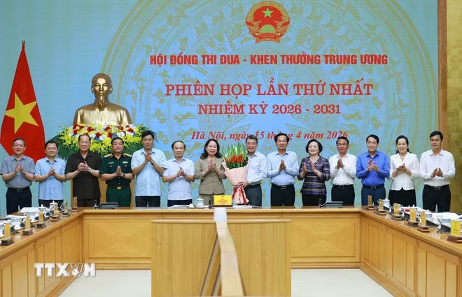 Phó Chủ tịch nước Võ Thị Ánh Xuân tặng hoa chúc mừng Thủ tướng Lê Minh Hưng, Chủ tịch Hội đồng Thi đua-Khen thưởng Trung ương. (Ảnh: Dương Giang/TTXVN) ttxvn-thu-tuong-le-minh-hung-chu-tri-phien-hop-lan-thu-nhat-hoi-dong-thi-dua-khen-thuong-trung-uong-8701811-2.jpg