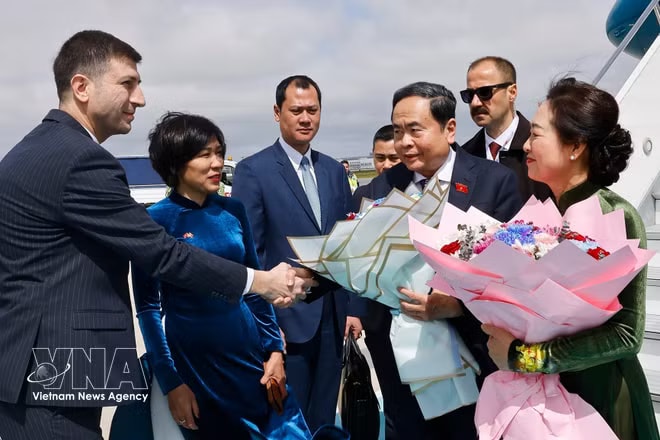 The welcome ceremony for NA Chairman Tran Thanh Man and his spouse at the airport. (Photo: VNA) vnanet-vna-potal-chu-tich-quoc-hoi-tran-thanh-man-toi-tho-nhi-ky-tham-du-ipu-152-8703468.jpg
