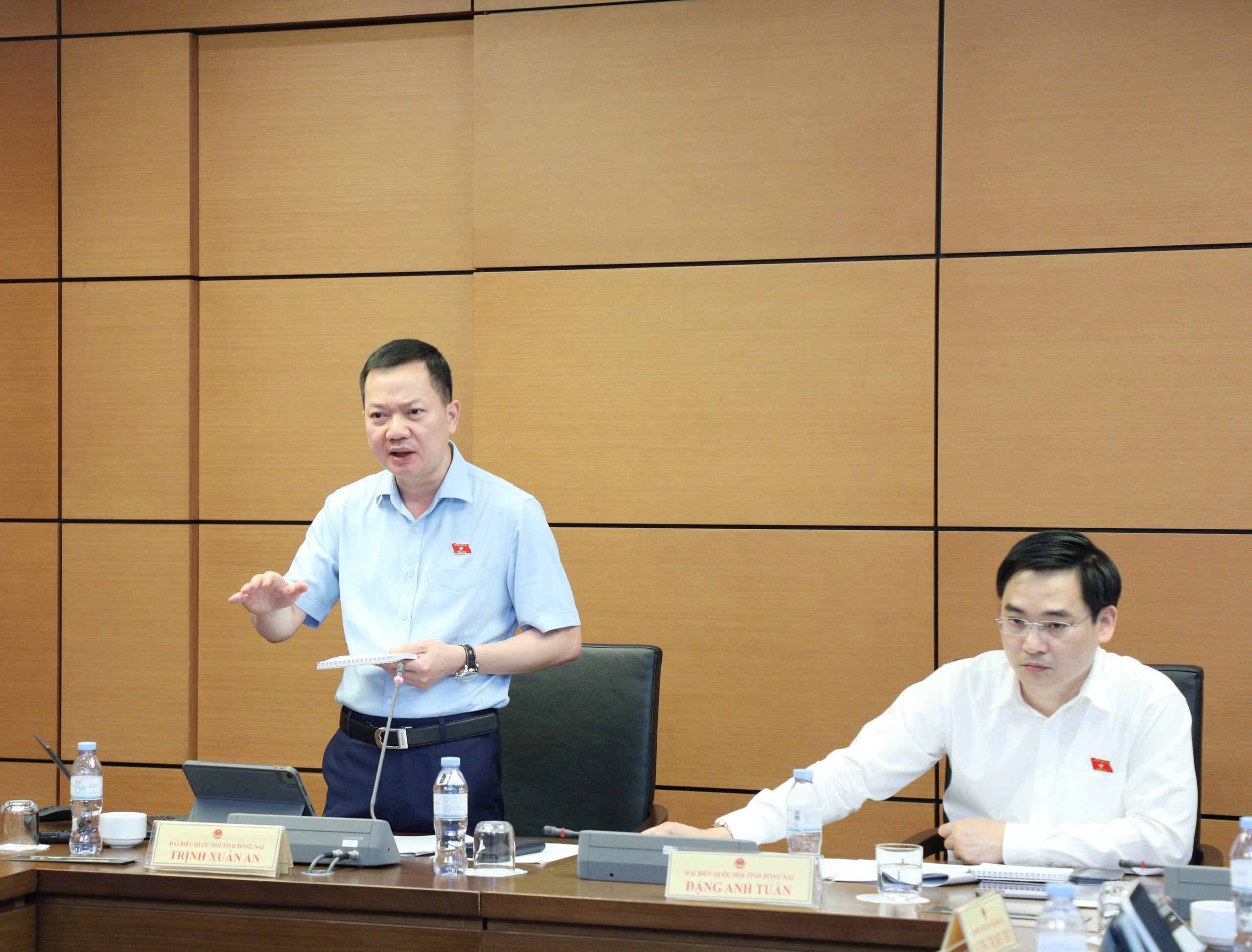 ĐBQH Trịnh Xuân An (Đồng Nai) phát biểu tại tổ. Ảnh: Khánh Duy