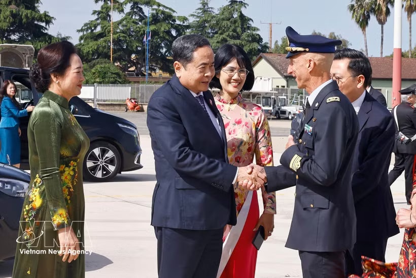 NA Chairman Tran Thanh Man and his spouse bid farewell to Italian officials at Rome Ciampino Airport on the morning of April 15. (Photo: VNA)