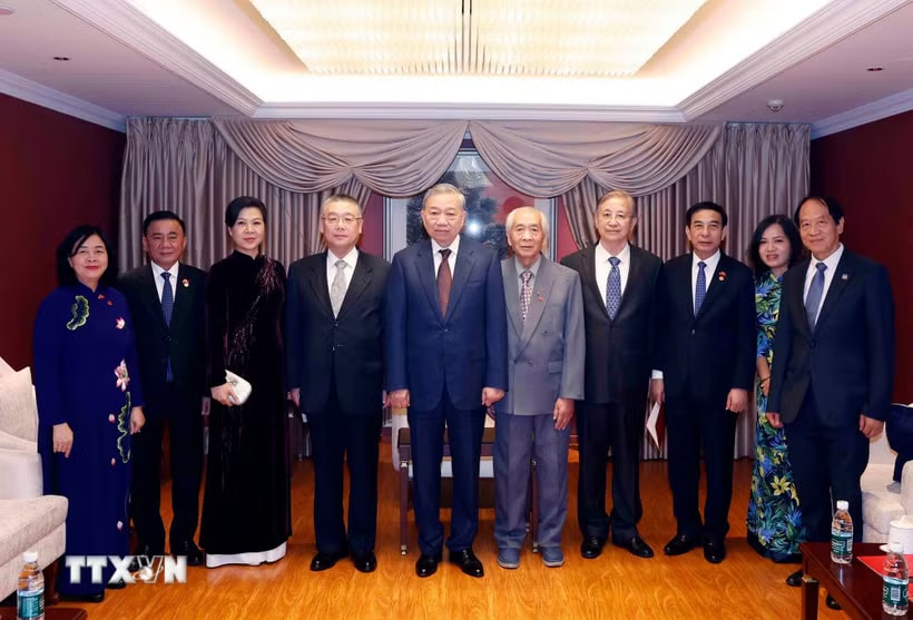 Tổng Bí thư, Chủ tịch nước Tô Lâm và Phu nhân gặp mặt thân nhân các tướng lĩnh, chuyên gia, nhân sỹ hữu nghị Việt Nam-Trung Quốc. (Ảnh: Thống Nhất/TTXVN)