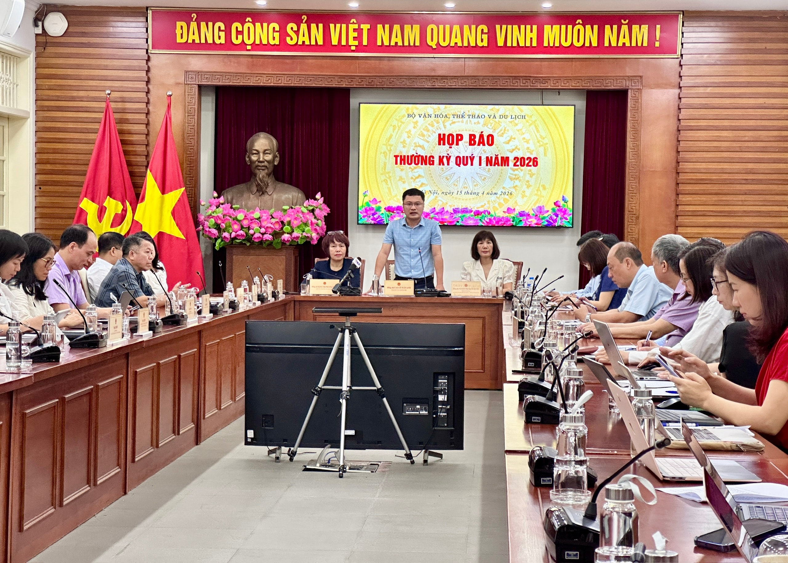 Chánh Văn phòng Bộ Văn hóa, Thể thao và Du lịch Cao Lê Tuấn Anh thông tin tại họp báo sáng 15/4