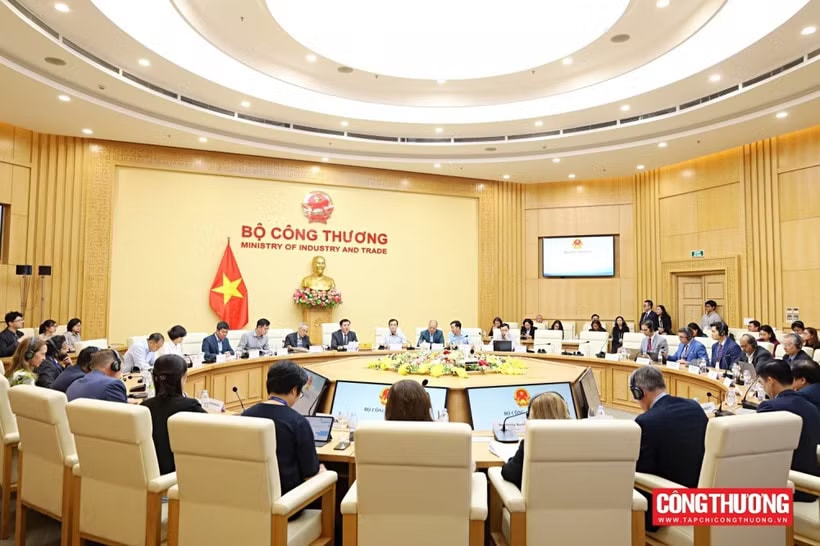 A view of the working session between Deputy Minister of Industry and Trade Nguyen Sinh Nhat Tan and a delegation from the US-ASEAN Business Council (USABC) in Hanoi. (Photo: Ministry of Industry and Trade )