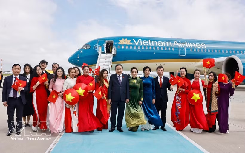 NA Chairman Tran Thanh Man and his spouse are welcomed at the airport by representatives of the Vietnamese community in Türkiye. (Photo: VNA)