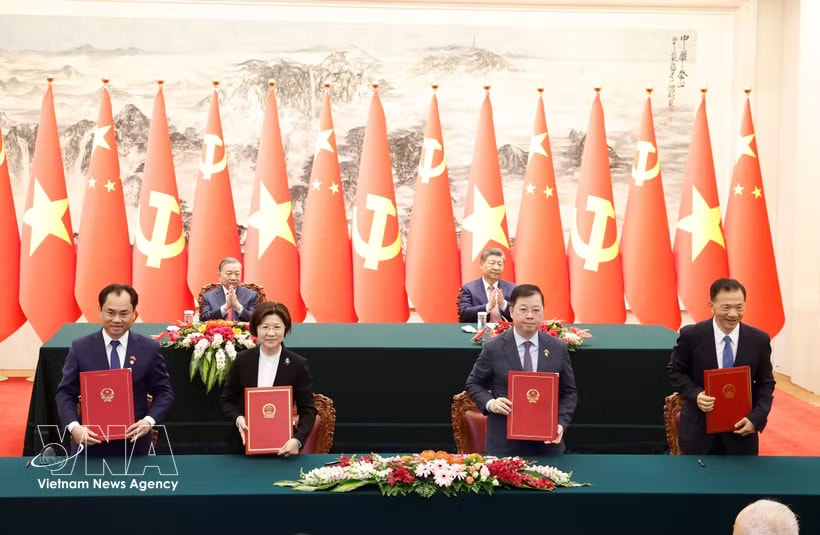 Officials sign cooperation documents in Beijing on April 15 in the presence of Party General Secretary and President of Vietnam To Lam, and his Chinese counterpart Xi Jinping (Photo: VNA)