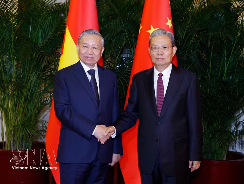 General Secretary of the Communist Party of Vietnam (CPV) Central Committee and State President To Lam (L) and Chairman of the Standing Committee of the National People’s Congress of China Zhao Leji. (Photo: VNA)