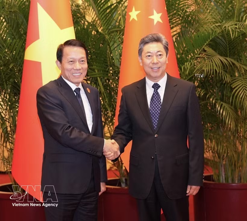 Minister of Public Security Gen. Luong Tam Quang (L) and Secretary of the CPC's Central Political and Legal Affairs Commission Chen Wenqing (Photo: VNA)
