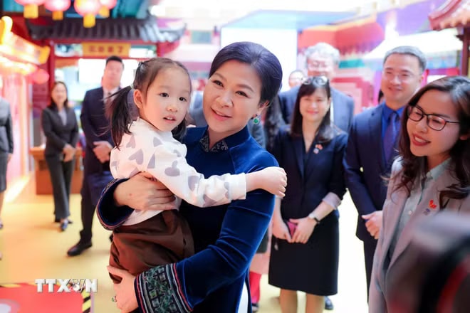 Phu nhân Ngô Phương Ly với trẻ em tại Trung tâm giao lưu khoa học văn hóa thanh thiếu niên Tống Khánh Linh. (Ảnh: TTXVN) ttxvn-phu-nhan-tong-bi-thu-chu-tich-nuoc-to-lam-tham-trung-tam-giao-luu-khoa-hoc-van-hoa-thanh-thieu-nien-tong-khanh-linh-8702123-4.jpg