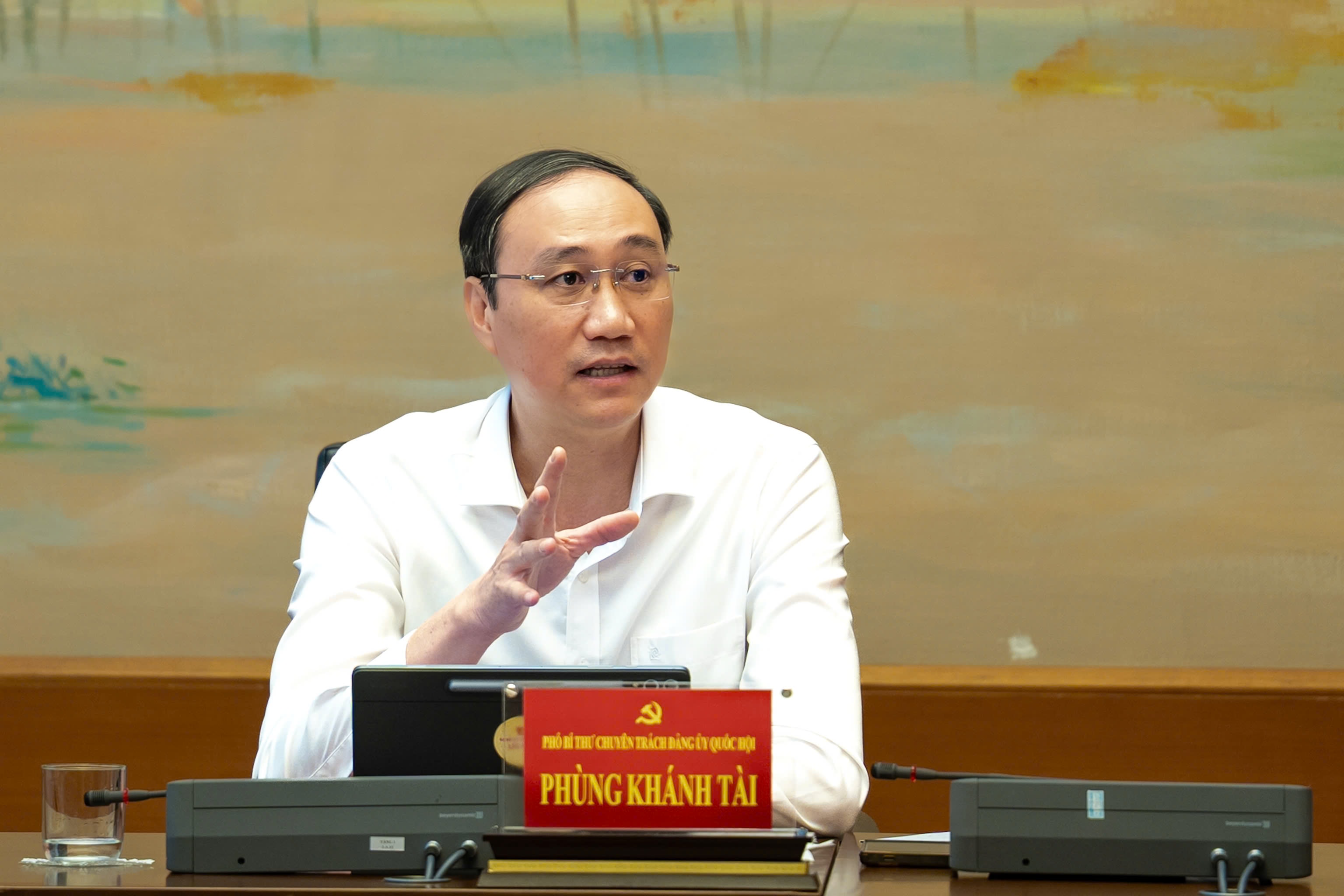 Phó Bí thư chuyên trách Đảng ủy Quốc hội, Bí thư Đảng bộ các cơ quan tham mưu, giúp việc của Đảng ủy Quốc hội Phùng Khánh Tài phát biểu