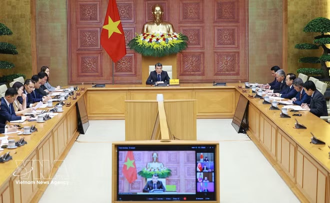 Prime Minister Le Minh Hung attends the expanded online summit of the Asia Zero Emission Community (AZEC) on energy security at the invitation of Japanese Prime Minister Takaichi Sanae. (Photo: VNA) vnanet-potal-thu-tuong-phat-bieu-tai-hoi-nghi-thuong-dinh-truc-tuyen-cong-dong-phat-thai-rong-bang-0-chau-a-azec-mo-rong-8702908.jpg