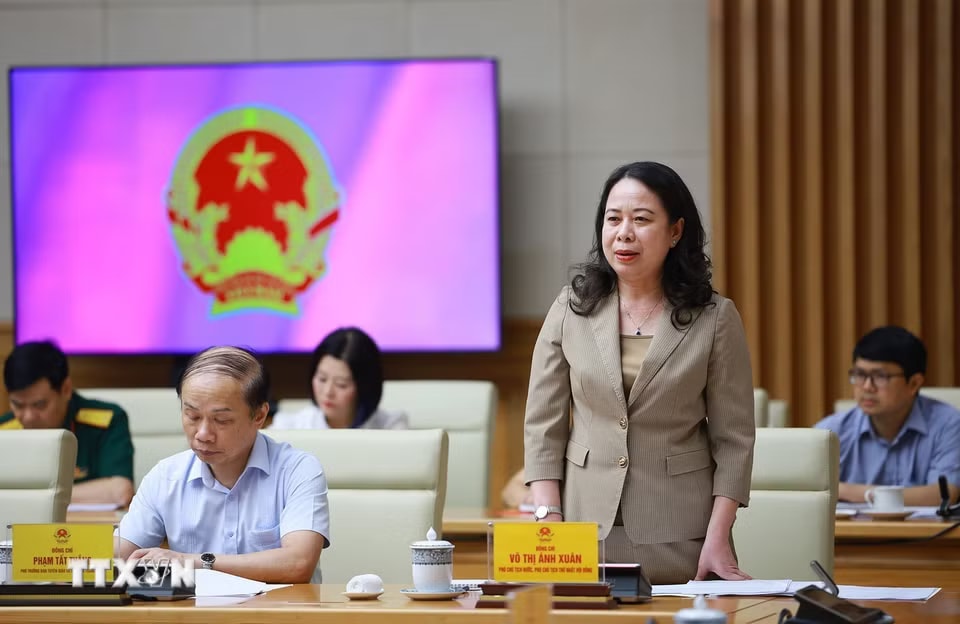 vn-thu-tuong-le-minh-hung-chu-tri-phien-hop-lan-thu-nhat-hoi-dong-thi-dua-khen-thuong-trung-uong-cho-phat-8701828-2.jpg.avif.jpg