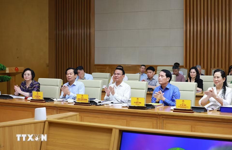 vn-thu-tuong-le-minh-hung-chu-tri-phien-hop-lan-thu-nhat-hoi-dong-thi-dua-khen-thuong-trung-uong-cho-phat-8701828-4.jpg.avif.jpg