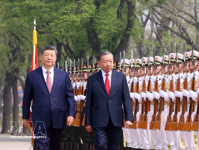 General Secretary of the Communist Party of China (CPC) Central Committee and President of China Xi Jinping (L) and General Secretary of the Communist Party of Vietnam (CPV) Central Committee and President of Vietnam To Lam view the guard of honour of the Chinese People’s Liberation Army in Beijing on the morning of April 15. (Photo: VNA)