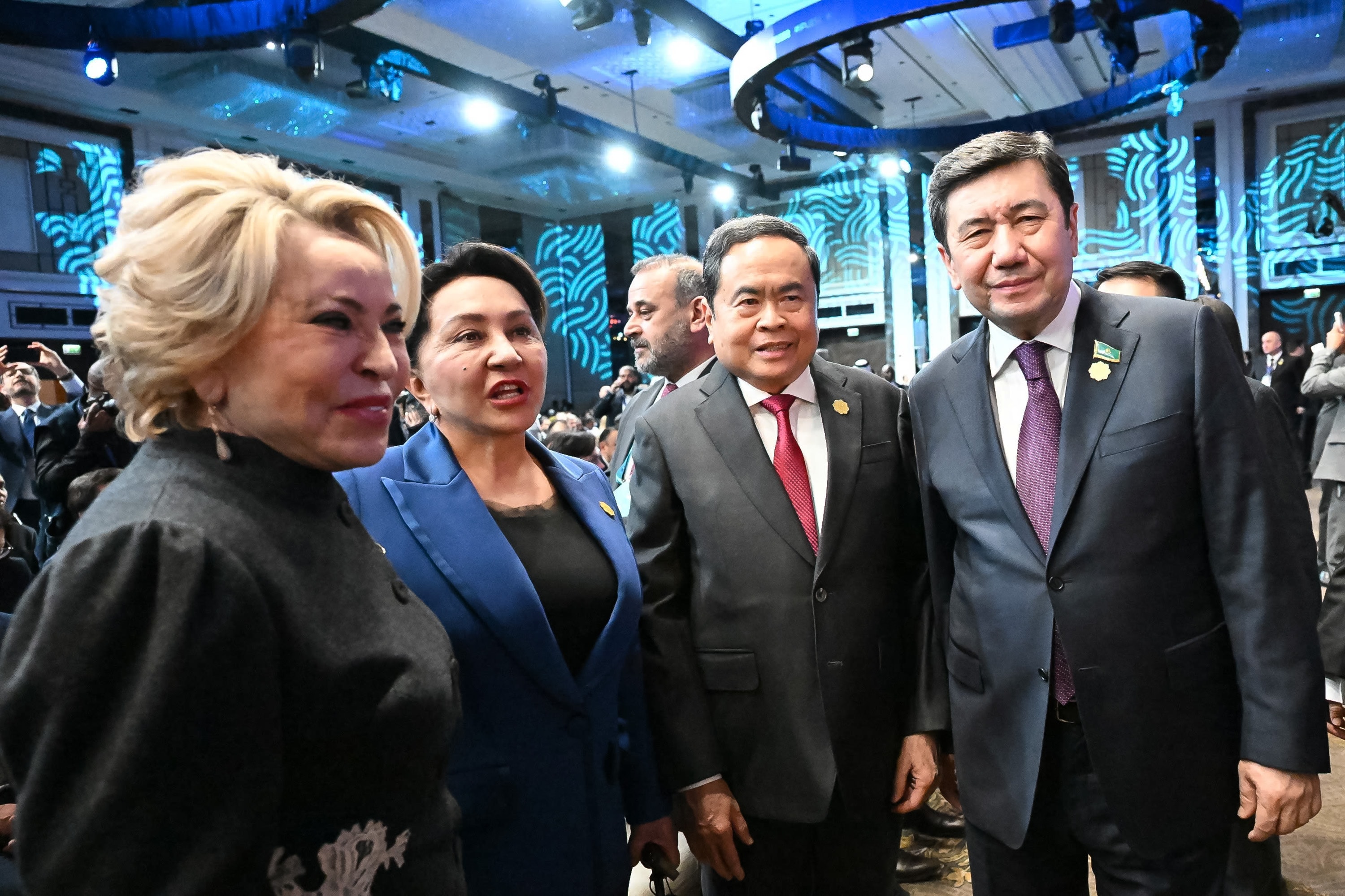 Chủ tịch Quốc hội Trần Thanh Mẫn và các đại biểu bên lề Đại hội đồng IPU - 132