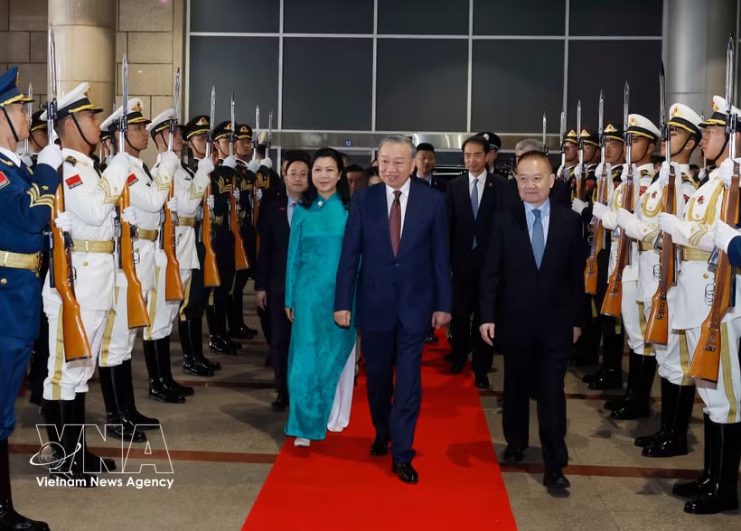 The farewell ceremony for General Secretary of the Communist Party of Vietnam (CPV) Central Committee and President of Vietnam To Lam and his spouse at Beijing West Railway Station in Beijing. (Photo: VNA)