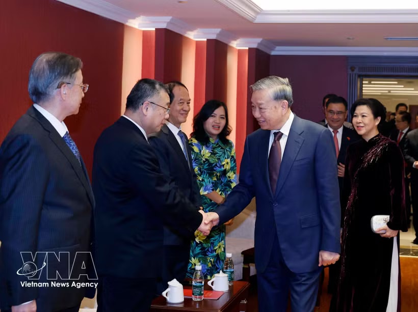 General Secretary of the Communist Party of Vietnam Central Committee and State President To Lam and his spouse Ngo Phuong Ly meet with relatives of Chinese generals, experts and others who had supported Vietnam-China friendship in Beijing on April 15. (Photo: VNA)