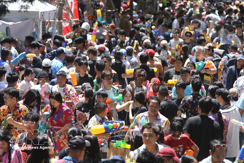 People take part in the Songkran Festival in Bangkok, Thailand, on April 13, 2026. (Photo: Xinhua/VNA)