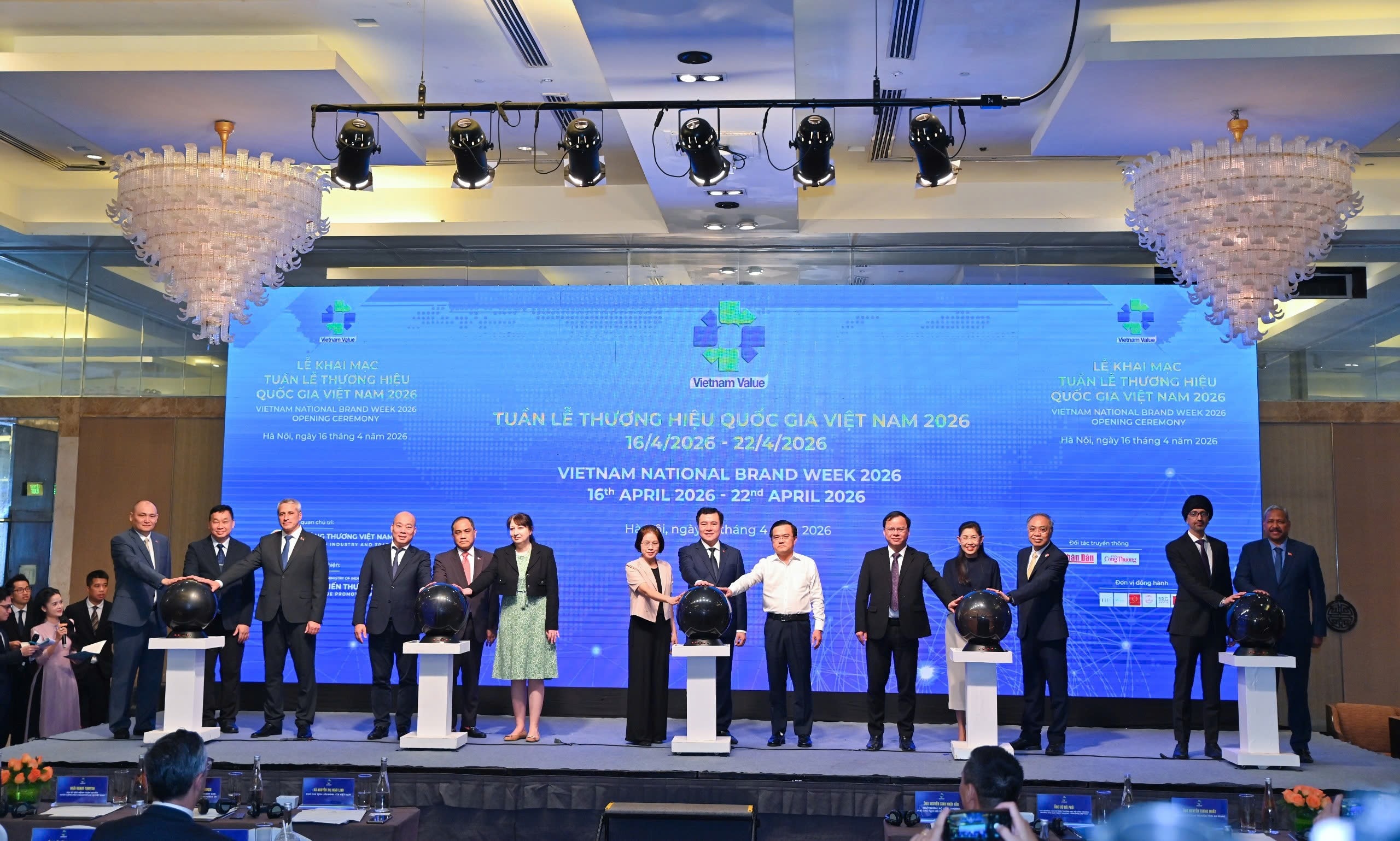 Các đại biểu bấm nút khai trương Tuần lễ Thương hiệu Quốc gia Việt Nam 2026. Ảnh Nam Nguyễn