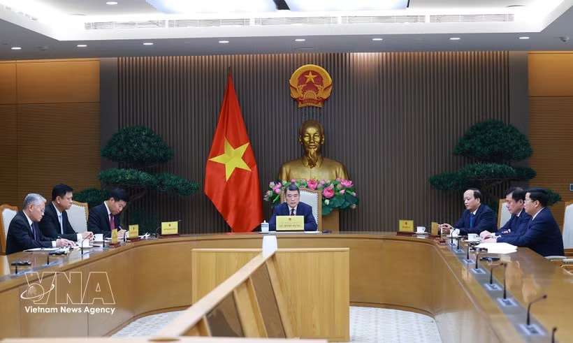 Prime Minister Le Minh Hung holds phone talks with his Singaporean counterpart Lawrence Wong on April 16. (Photo: VNA)