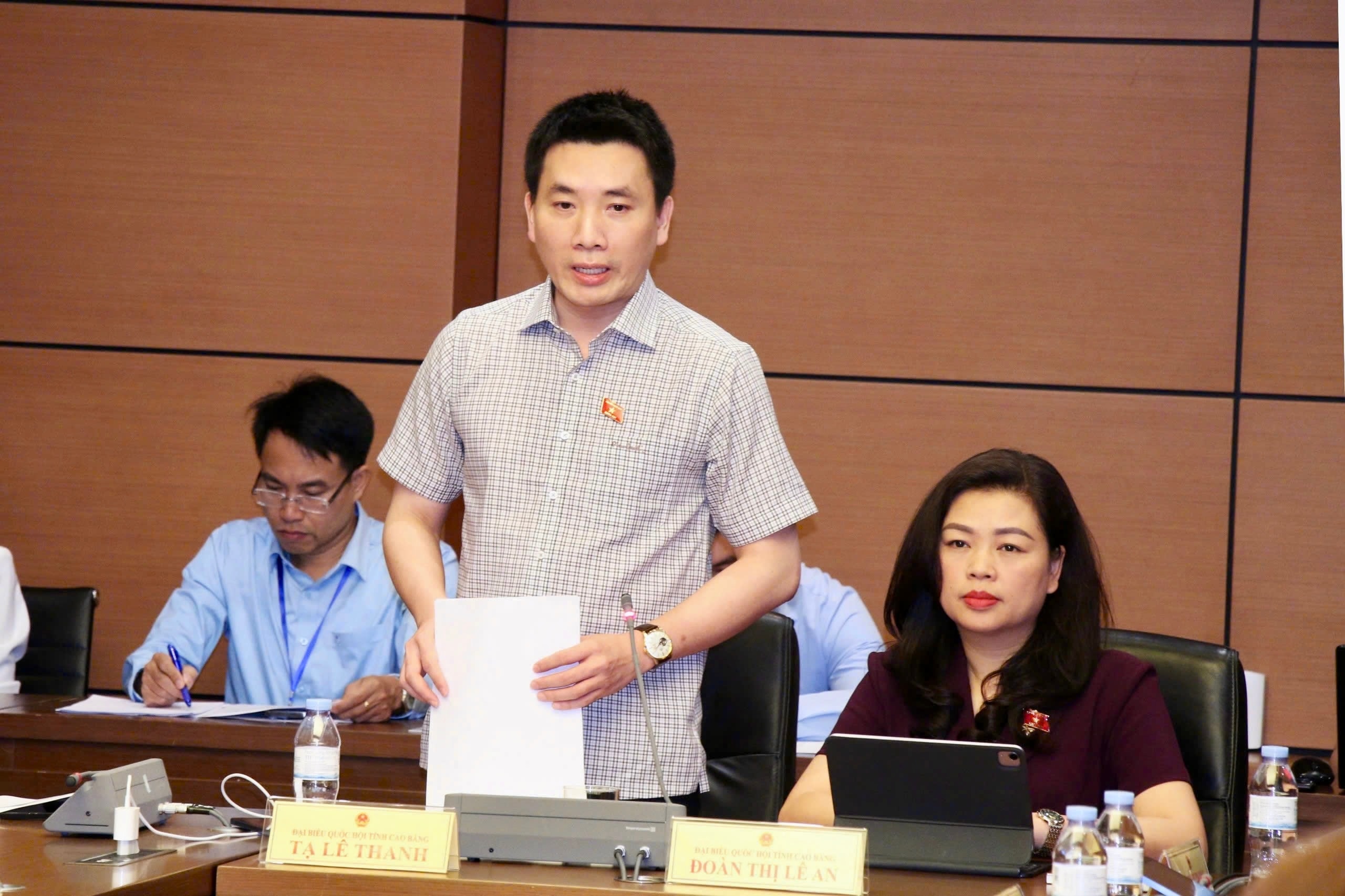 ĐBQH Tạ Lê Thanh (Cao Bằng) phát biểu tại tổ