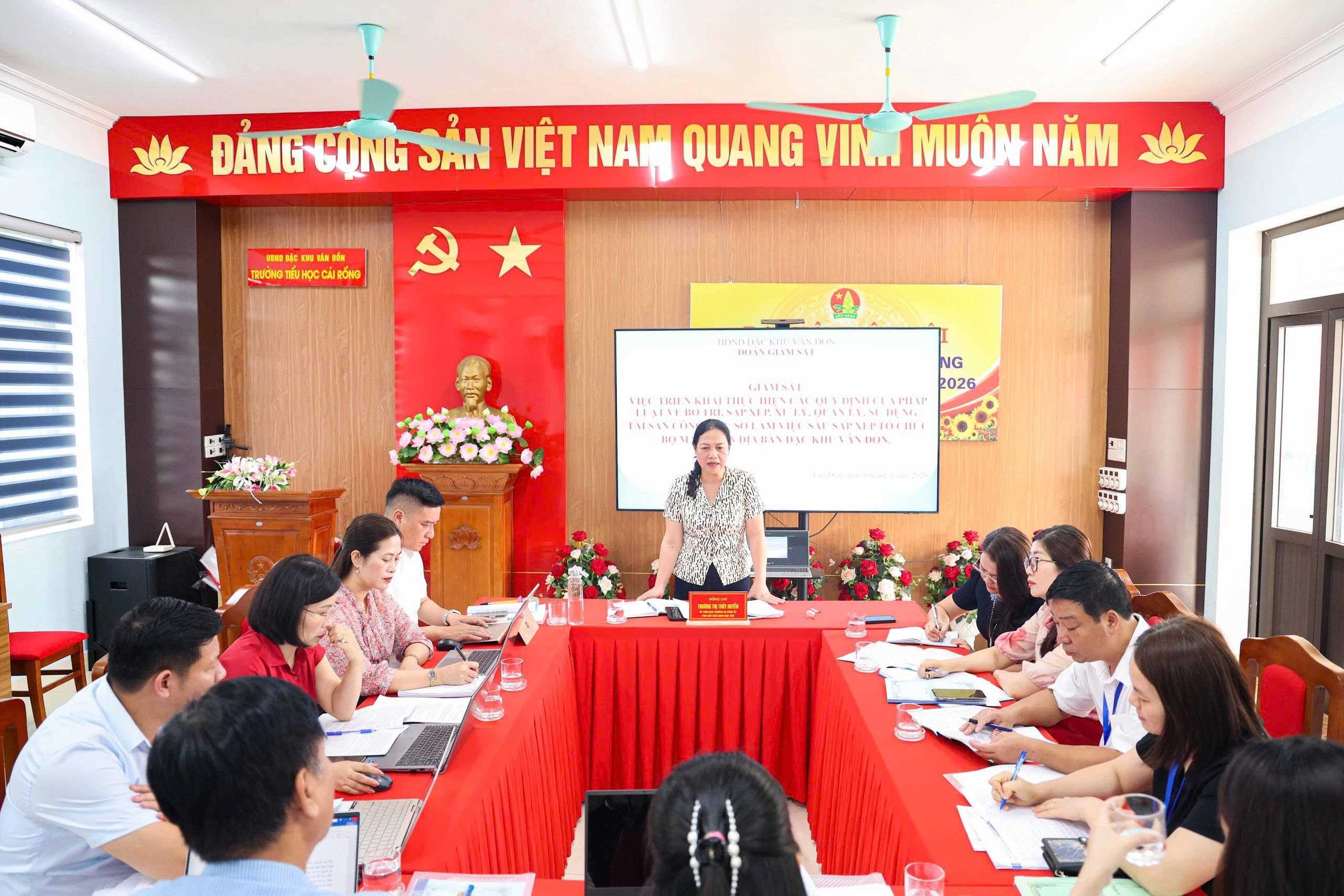Đoàn giám sát HĐND đặc khu Vân Đồn giám sát công tác quản lý, sử dụng tài sản công tại Trường Tiểu học Cái Rồng
