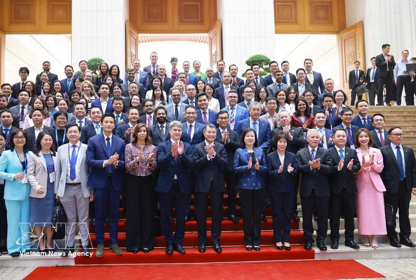 Prime Minister Le Minh Hung (C, first row) and representatives from 52 leading US enterprises (Photo: VNA)