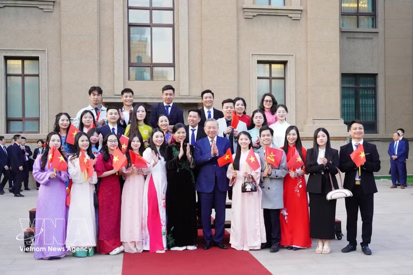 Vietnamese students in China pose for photo with Party General Secretary and State President To Lam and his spouse. (Photo: VNA)