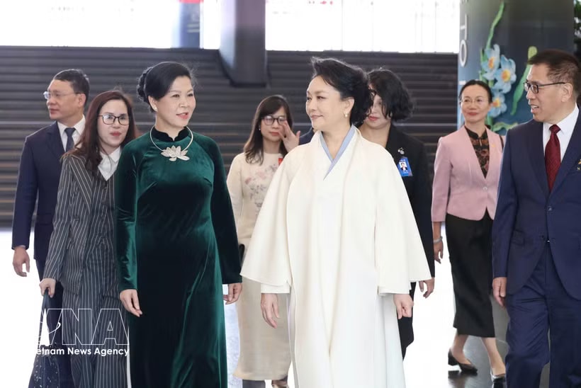 Madame Ngo Phuong Ly (left) and Prof. Peng Liyuan tour the National Centre for the Performing Arts of China. (Photo: VNA)