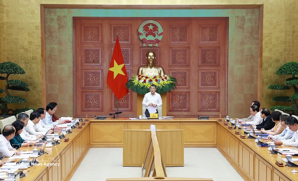 Prime Minister Le Minh Hung speaks at the meeting with leaders of the Ministry of Home Affairs, the Ministry of Ethnic and Religious Affairs, and the Government Inspectorate (Photo: VNA) vnanet-potal-thu-tuong-hop-voi-lanh-dao-bo-noi-vu-2.jpg