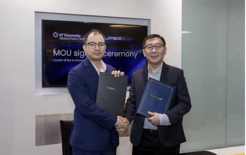 Lim Mingcheng (left), Singapore country head of ST Telemedia Global Data Centres, and Kenny Sng, chief technology officer of SuperX AI Technology. (Photo: STT GDC)