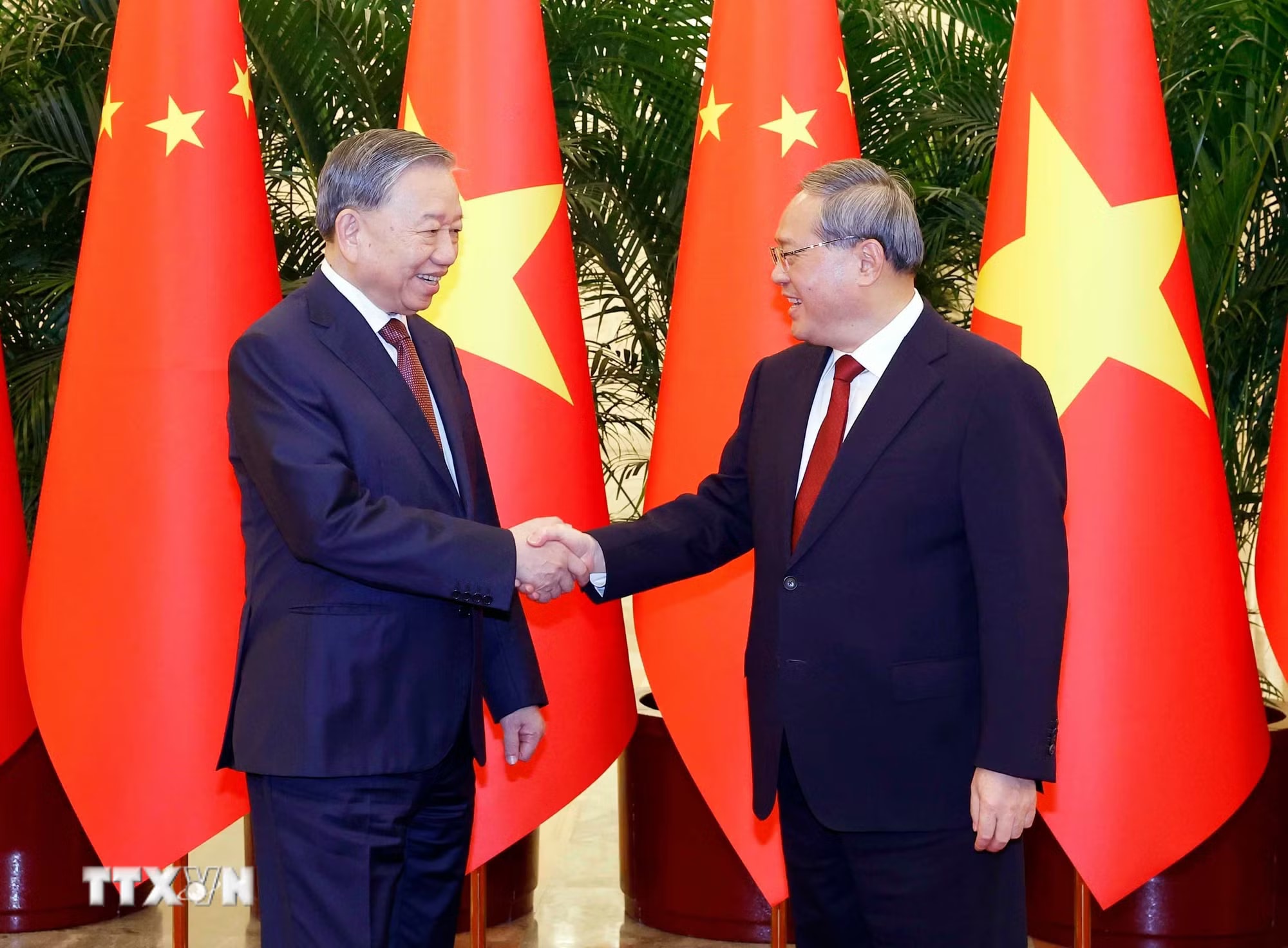 Tổng Bí thư, Chủ tịch nước Tô Lâm hội kiến Thủ tướng Trung Quốc Lý Cường. (Ảnh: Thống Nhất/TTXVN) ttxvn-tong-bi-thu-chu-tich-nuoc-to-lam-hoi-kien-thu-tuong-trung-quoc-ly-cuong-8702840-1.jpg