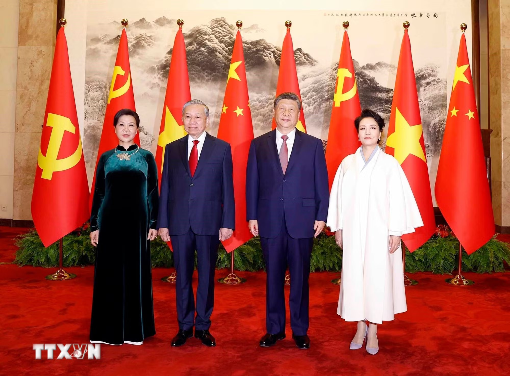 Tổng Bí thư, Chủ tịch nước Tô Lâm và Phu nhân cùng Tổng Bí thư, Chủ tịch nước Trung Quốc Tập Cận Bình và Phu nhân chụp ảnh chung. (Ảnh: Thống Nhất/TTXVN) ttxvn-tong-bi-thu-chu-tich-nuoc-to-lam-hoi-dam-voi-tong-bi-thu-chu-tich-nuoc-trung-quoc-tap-can-binh-8701920-1.jpg